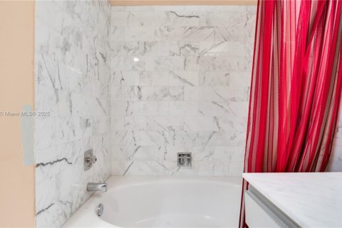 Copropriété à vendre à Miami Beach, Floride: 2 chambres, 93.37 m2 № 1818482 - photo 27
