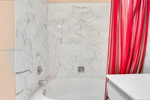 Copropriété à vendre à Miami Beach, Floride: 2 chambres, 93.37 m2 № 1818482 - photo 29