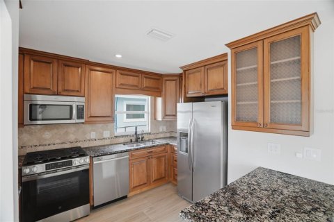 House in New Port Richey, Florida 2 bedrooms, 82.68 sq.m. № 2091410 - photo 2