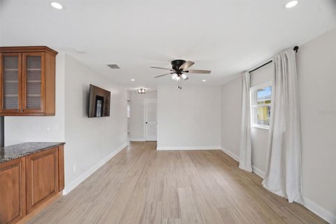 House in New Port Richey, Florida 2 bedrooms, 82.68 sq.m. № 2091410 - photo 12