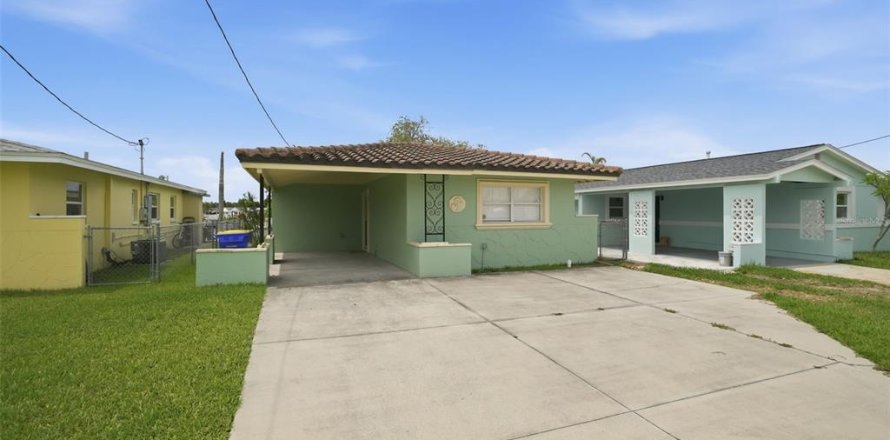 House in New Port Richey, Florida 2 bedrooms, 82.68 sq.m. № 2091410