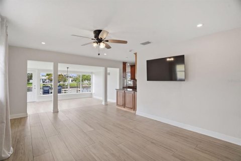 House in New Port Richey, Florida 2 bedrooms, 82.68 sq.m. № 2091410 - photo 10