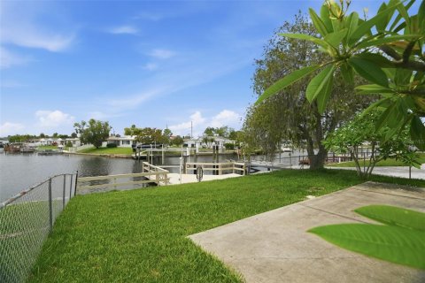 House in New Port Richey, Florida 2 bedrooms, 82.68 sq.m. № 2091410 - photo 24