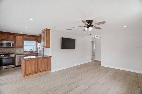 House in New Port Richey, Florida 2 bedrooms, 82.68 sq.m. № 2091410 - photo 11