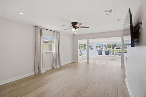 House in New Port Richey, Florida 2 bedrooms, 82.68 sq.m. № 2091410 - photo 9