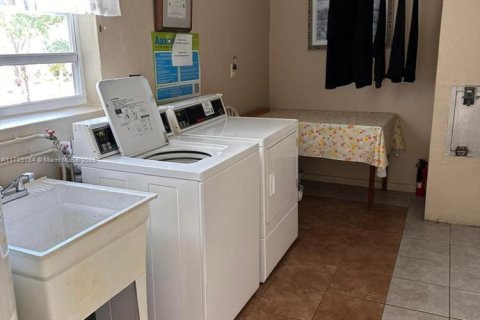 Condominio en venta en Lauderdale Lakes, Florida, 2 dormitorios, 87.7 m2 № 2088690 - foto 10