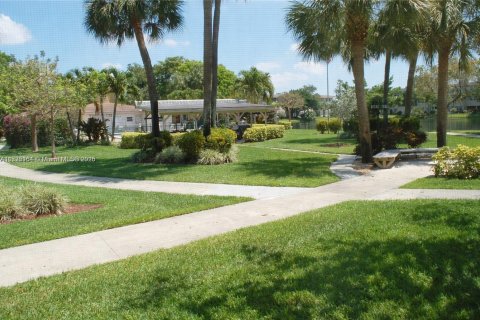 Condominio en venta en Lauderdale Lakes, Florida, 2 dormitorios, 87.7 m2 № 2088690 - foto 2