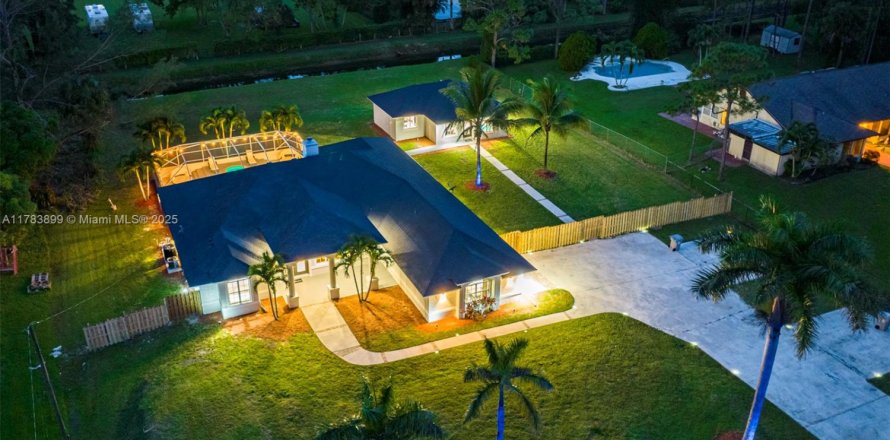 House in West Palm Beach, Florida 8 bedrooms, 338.07 sq.m. № 1862491