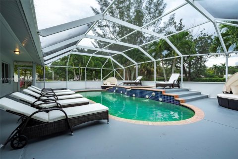 House in West Palm Beach, Florida 8 bedrooms, 338.07 sq.m. № 1862491 - photo 13