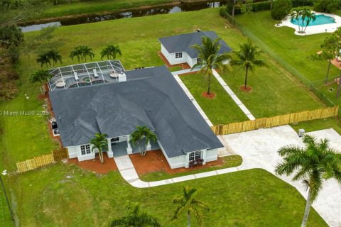 House in West Palm Beach, Florida 8 bedrooms, 338.07 sq.m. № 1862491 - photo 10
