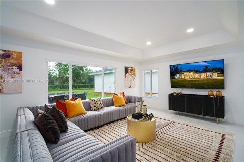 House in West Palm Beach, Florida 8 bedrooms, 338.07 sq.m. № 1862491 - photo 9