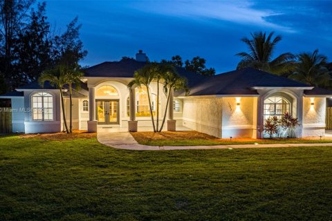 House in West Palm Beach, Florida 8 bedrooms, 338.07 sq.m. № 1862491 - photo 4