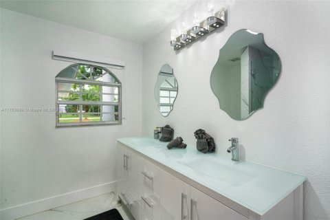 House in West Palm Beach, Florida 8 bedrooms, 338.07 sq.m. № 1862491 - photo 22