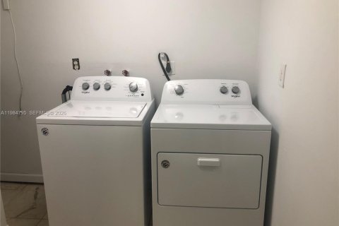 Снять в аренду кондоминиум в Майами, Флорида 1 спальня, 106.74м2, № 2047536 - фото 6