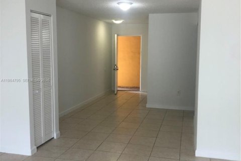 Снять в аренду кондоминиум в Майами, Флорида 1 спальня, 106.74м2, № 2047536 - фото 2