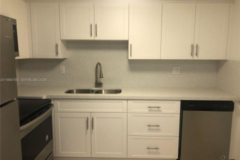 Снять в аренду кондоминиум в Майами, Флорида 1 спальня, 106.74м2, № 2047536 - фото 3