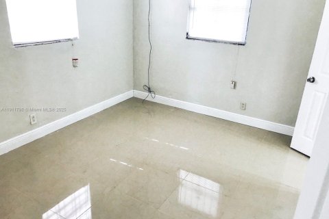 Propiedad comercial en venta en Hallandale Beach, Florida, 95.5 m2 № 1967610 - foto 22