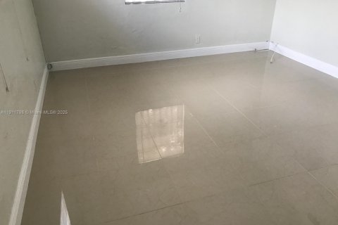 Propiedad comercial en venta en Hallandale Beach, Florida, 95.5 m2 № 1967610 - foto 17