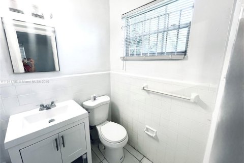 Propiedad comercial en venta en Hallandale Beach, Florida, 95.5 m2 № 1967610 - foto 13