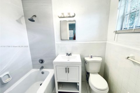 Propiedad comercial en venta en Hallandale Beach, Florida, 95.5 m2 № 1967610 - foto 12