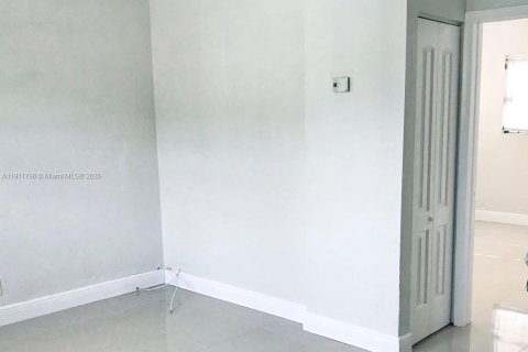 Propiedad comercial en venta en Hallandale Beach, Florida, 95.5 m2 № 1967610 - foto 19