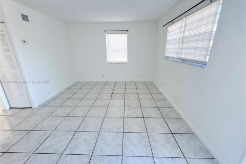 Propiedad comercial en venta en Hallandale Beach, Florida, 95.5 m2 № 1967610 - foto 10