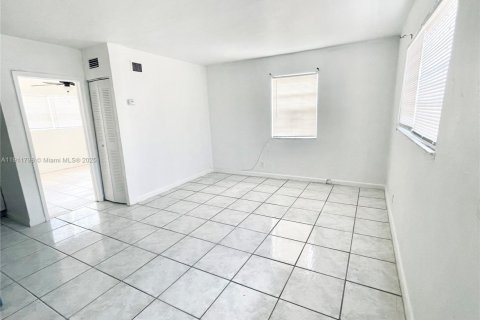 Propiedad comercial en venta en Hallandale Beach, Florida, 95.5 m2 № 1967610 - foto 4