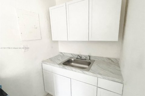 Propiedad comercial en venta en Hallandale Beach, Florida, 95.5 m2 № 1967610 - foto 8