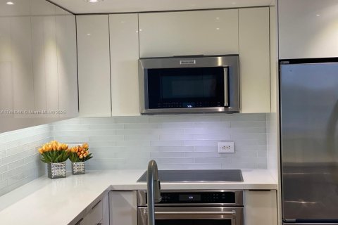 Condo in Miami, Florida, 2 bedrooms  № 1707530 - photo 5