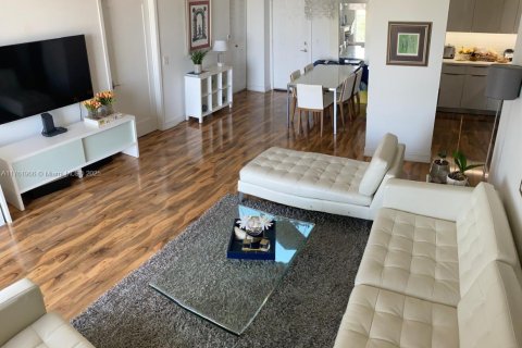 Condo in Miami, Florida, 2 bedrooms  № 1707530 - photo 4