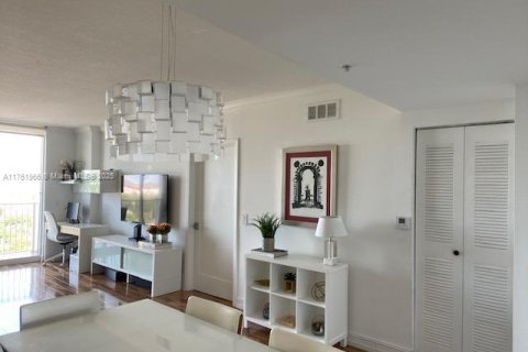 Condo in Miami, Florida, 2 bedrooms  № 1707530 - photo 15