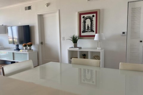 Condo in Miami, Florida, 2 bedrooms  № 1707530 - photo 12