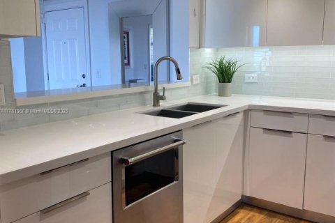Condo in Miami, Florida, 2 bedrooms  № 1707530 - photo 7