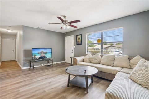 Villa ou maison à vendre à Apopka, Floride: 3 chambres, 123.1 m2 № 2091600 - photo 2