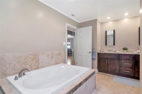 House in Tampa, Florida 3 bedrooms, 257.43 sq.m. № 2092486 - photo 28