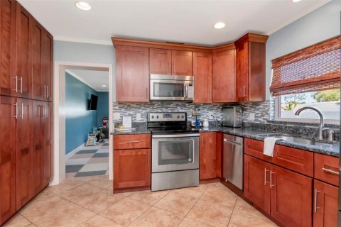 House in Tampa, Florida 3 bedrooms, 257.43 sq.m. № 2092486 - photo 18