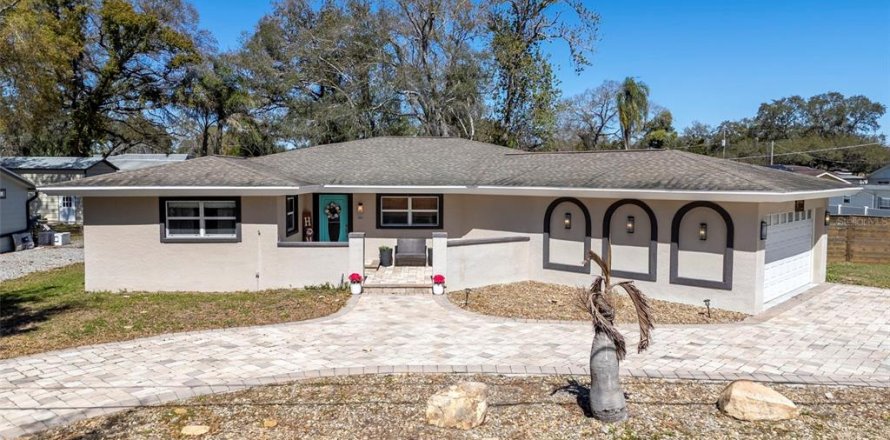 House in Tampa, Florida 3 bedrooms, 257.43 sq.m. № 2092486