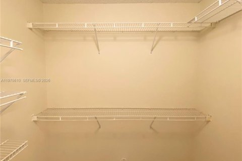 Снять в аренду виллу или дом в Пемброк-Пайнс, Флорида 3 спальни, 111.85м2, № 2044623 - фото 13