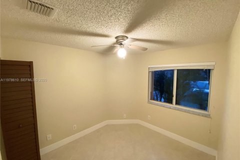 Снять в аренду виллу или дом в Пемброк-Пайнс, Флорида 3 спальни, 111.85м2, № 2044623 - фото 18