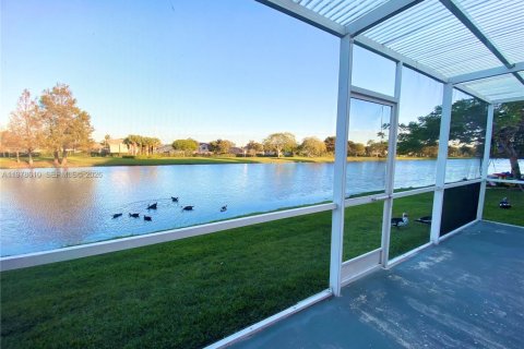 Дом в Пемброк-Пайнс, Флорида 3 спальни, 111.85м2 № 2044623