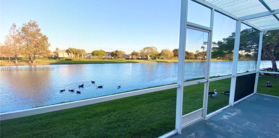 Дом в Пемброк-Пайнс, Флорида 3 спальни, 111.85м2 № 2044623