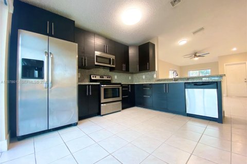 Снять в аренду виллу или дом в Пемброк-Пайнс, Флорида 3 спальни, 111.85м2, № 2044623 - фото 6