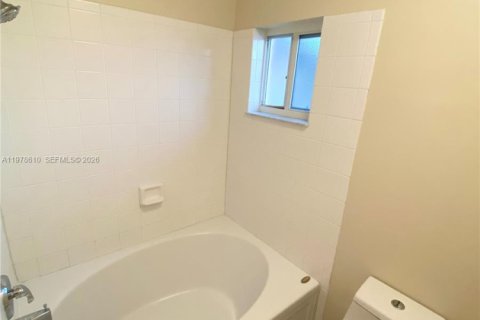 Снять в аренду виллу или дом в Пемброк-Пайнс, Флорида 3 спальни, 111.85м2, № 2044623 - фото 12