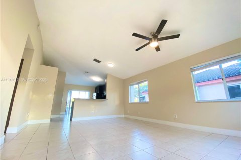 Снять в аренду виллу или дом в Пемброк-Пайнс, Флорида 3 спальни, 111.85м2, № 2044623 - фото 4