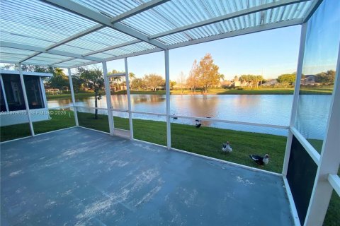 Снять в аренду виллу или дом в Пемброк-Пайнс, Флорида 3 спальни, 111.85м2, № 2044623 - фото 2