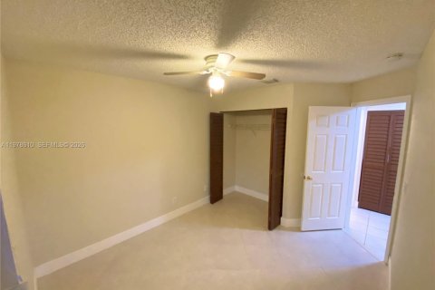 Снять в аренду виллу или дом в Пемброк-Пайнс, Флорида 3 спальни, 111.85м2, № 2044623 - фото 16