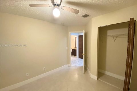 Снять в аренду виллу или дом в Пемброк-Пайнс, Флорида 3 спальни, 111.85м2, № 2044623 - фото 19