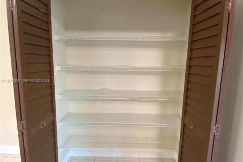 Снять в аренду виллу или дом в Пемброк-Пайнс, Флорида 3 спальни, 111.85м2, № 2044623 - фото 7