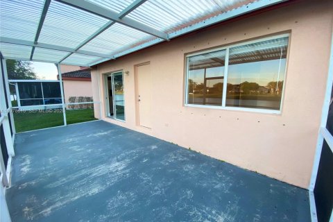 Снять в аренду виллу или дом в Пемброк-Пайнс, Флорида 3 спальни, 111.85м2, № 2044623 - фото 21