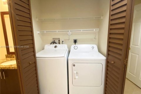 Снять в аренду виллу или дом в Пемброк-Пайнс, Флорида 3 спальни, 111.85м2, № 2044623 - фото 20